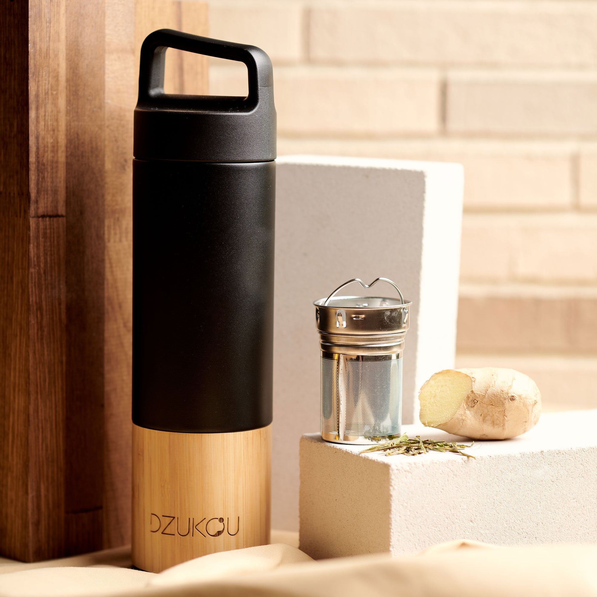 Set aus Thermosflasche und Kaffeebecher